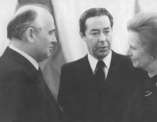 Иллюстрация к книге — Маргарет Тэтчер [i_043.jpg]