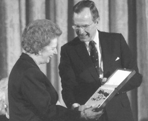 Иллюстрация к книге — Маргарет Тэтчер [i_054.jpg]