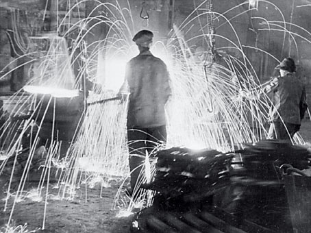 Иллюстрация к книге — Все для фронта? Как на самом деле ковалась победа [i_007.jpg]