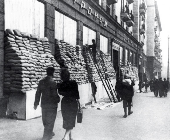 Иллюстрация к книге — Все для фронта? Как на самом деле ковалась победа [i_071.jpg]