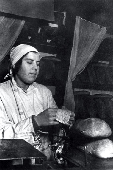 Иллюстрация к книге — Все для фронта? Как на самом деле ковалась победа [i_089.jpg]