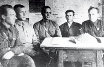 Иллюстрация к книге — Все для фронта? Как на самом деле ковалась победа [i_095.jpg]