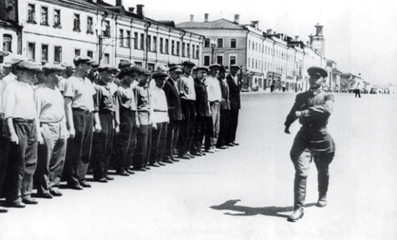 Иллюстрация к книге — Все для фронта? Как на самом деле ковалась победа [i_096.jpg]