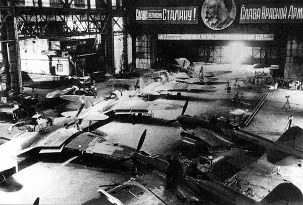 Иллюстрация к книге — &quot;Лаптежник&quot; против &quot;черной смерти&quot;. Обзор развития и действий немецкой и советской штурмовой авиации в ходе Второй мировой войны [i_023.jpg]