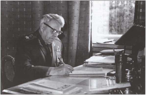 Иллюстрация к книге — Василевский [i_027.jpg]