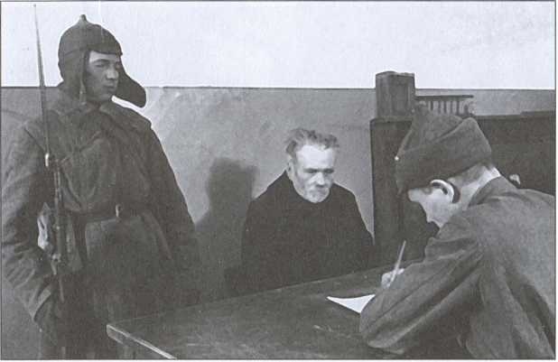 Иллюстрация к книге — Крым под пятой Гитлера. Немецкая оккупационная политика в Крыму 1941-1944 гг. [i_020.jpg]