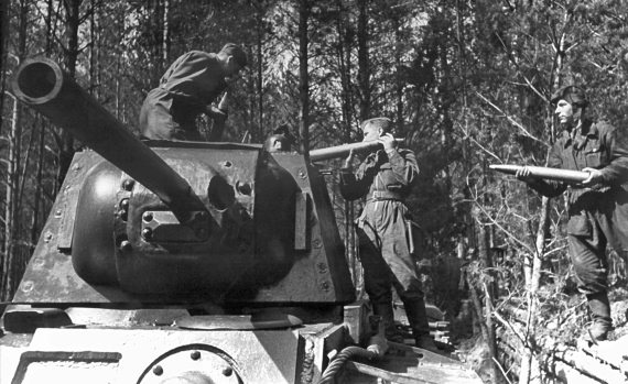 Иллюстрация к книге — Мы сгорали заживо. Смертники Великой Отечественной [i_039.jpg]