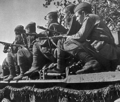 Иллюстрация к книге — Мы сгорали заживо. Смертники Великой Отечественной [i_147.jpg]