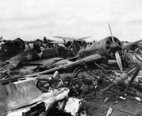 Иллюстрация к книге — Мы сгорали заживо. Смертники Великой Отечественной [i_185.jpg]