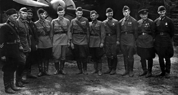 Иллюстрация к книге — Мы сгорали заживо. Смертники Великой Отечественной [i_190.jpg]