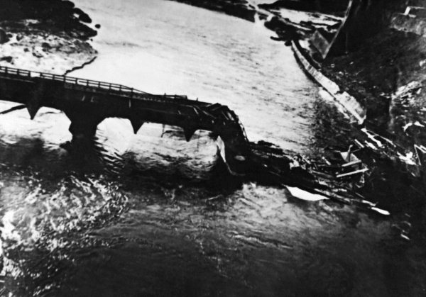 Иллюстрация к книге — Мы сгорали заживо. Смертники Великой Отечественной [i_374.jpg]