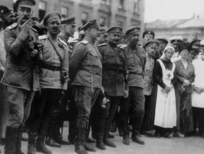 Иллюстрация к книге — Три цвета знамени. Генералы и комиссары. 1914-1921 [_08.jpg]