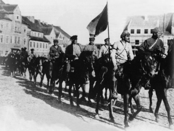 Иллюстрация к книге — Три цвета знамени. Генералы и комиссары. 1914-1921 [_10.jpg]