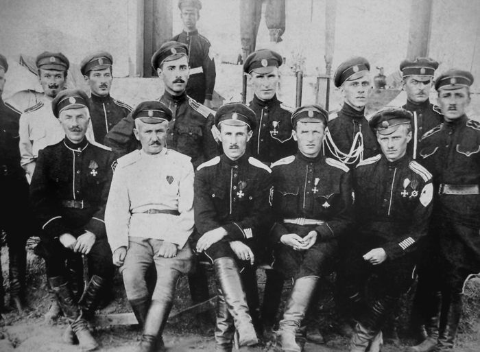 Иллюстрация к книге — Три цвета знамени. Генералы и комиссары. 1914-1921 [_12.jpg]