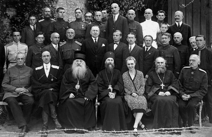 Иллюстрация к книге — Три цвета знамени. Генералы и комиссары. 1914-1921 [_17.jpg]