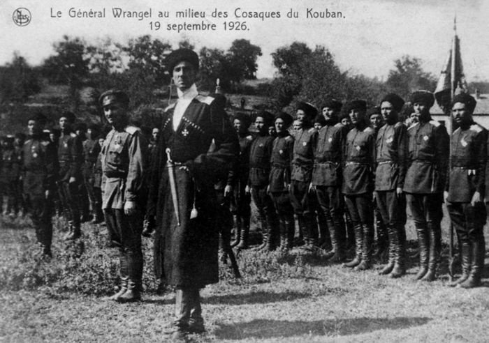 Иллюстрация к книге — Три цвета знамени. Генералы и комиссары. 1914-1921 [_18.jpg]