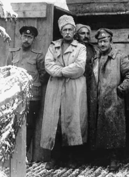 Иллюстрация к книге — Три цвета знамени. Генералы и комиссары. 1914-1921 [_21.jpg]
