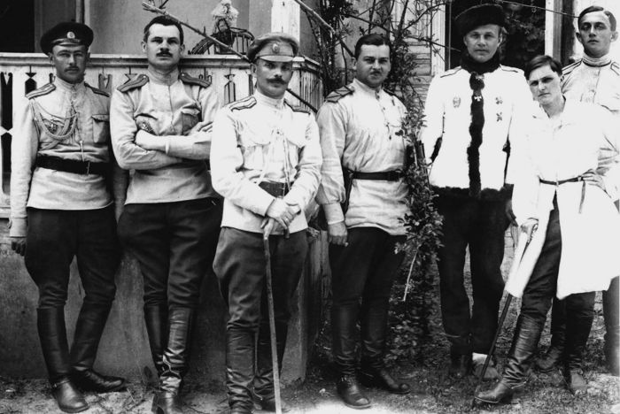 Иллюстрация к книге — Три цвета знамени. Генералы и комиссары. 1914-1921 [_28.jpg]