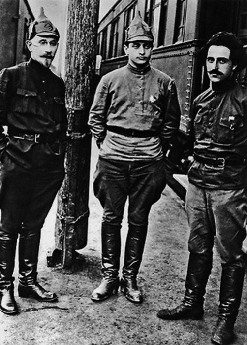 Иллюстрация к книге — Три цвета знамени. Генералы и комиссары. 1914-1921 [_29.jpg]