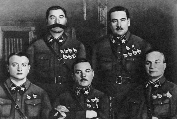 Иллюстрация к книге — Три цвета знамени. Генералы и комиссары. 1914-1921 [_30.jpg]