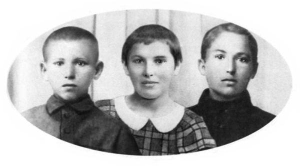 Иллюстрация к книге — Три цвета знамени. Генералы и комиссары. 1914-1921 [_43.jpg]