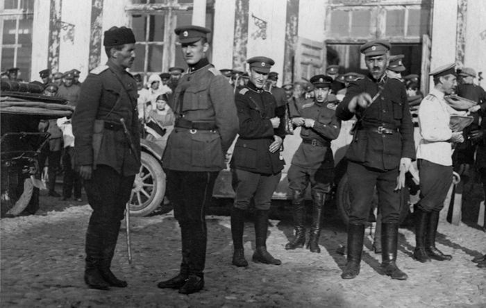 Иллюстрация к книге — Три цвета знамени. Генералы и комиссары. 1914-1921 [_46.jpg]