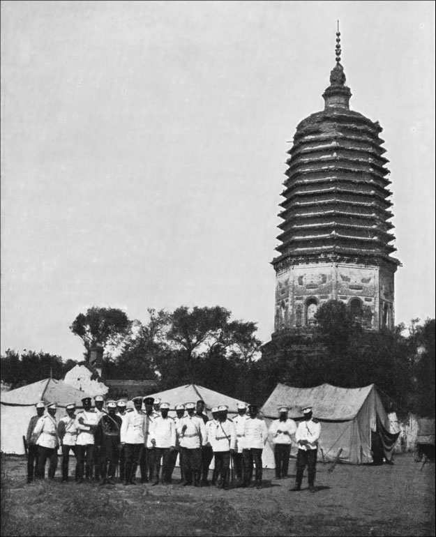 Иллюстрация к книге — 1900. Русские штурмуют Пекин [i_200.jpg]