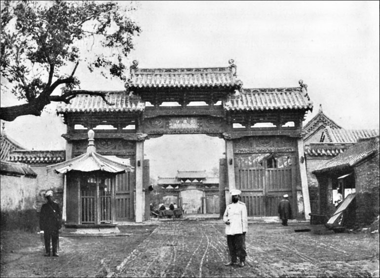 Иллюстрация к книге — 1900. Русские штурмуют Пекин [i_213.jpg]