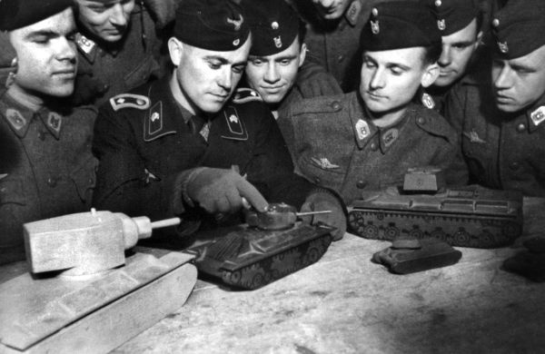 Иллюстрация к книге — Танковые асы Гитлера [i_135.jpg]