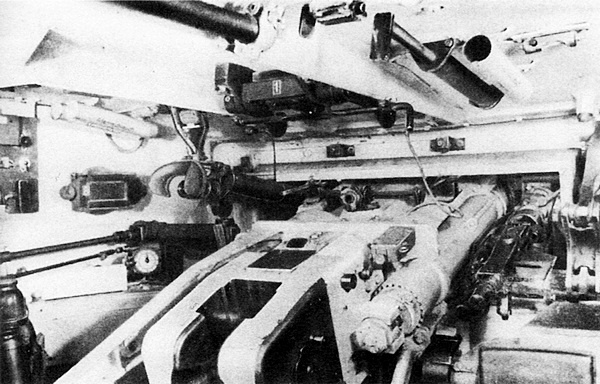 Иллюстрация к книге — Тяжелый танк «Тигр». Смертельное оружие Рейха [i_037.jpg]