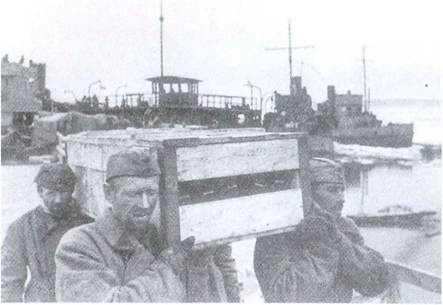 Иллюстрация к книге — По обе стороны блокадного кольца [i_024.jpg]