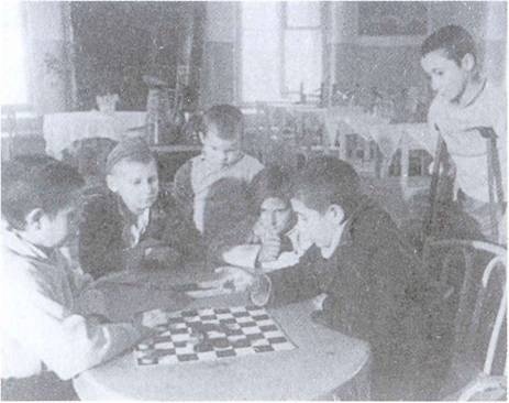 Иллюстрация к книге — По обе стороны блокадного кольца [i_029.jpg]