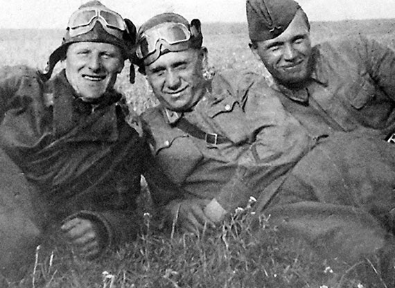 Иллюстрация к книге — На перехват! Летная книжка &quot;сталинского сокола&quot; [i_004.jpg]