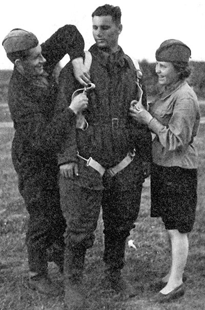 Иллюстрация к книге — На перехват! Летная книжка &quot;сталинского сокола&quot; [i_012.jpg]