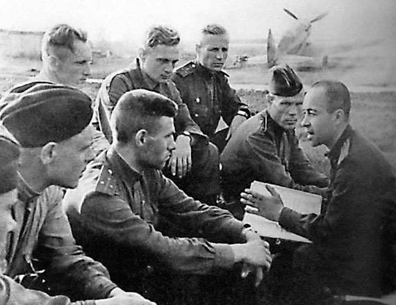 Иллюстрация к книге — На перехват! Летная книжка &quot;сталинского сокола&quot; [i_059.jpg]