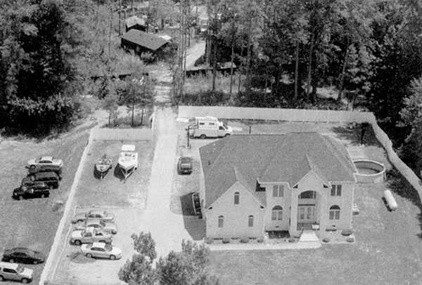 Иллюстрация к книге — Спасенные [i_001.jpg]