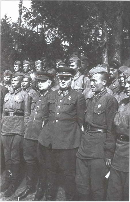 Иллюстрация к книге — Власов как "монумент предательству" [i_014.jpg]