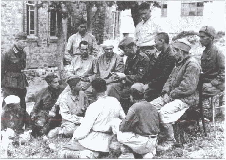 Иллюстрация к книге — Власов как "монумент предательству" [i_022.jpg]