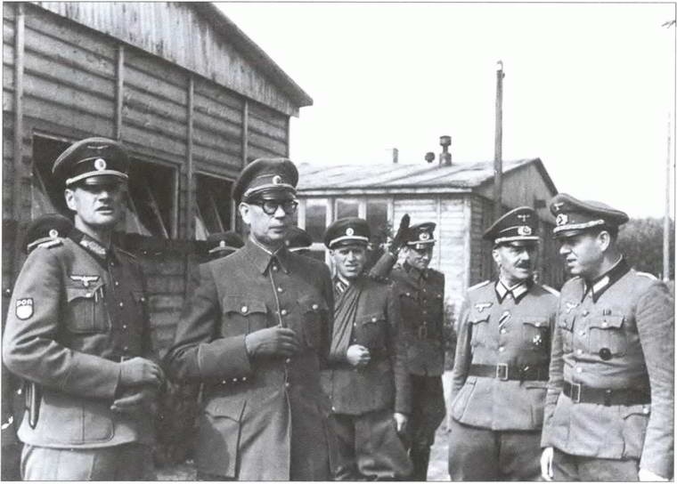 Иллюстрация к книге — Власов как "монумент предательству" [i_026.jpg]