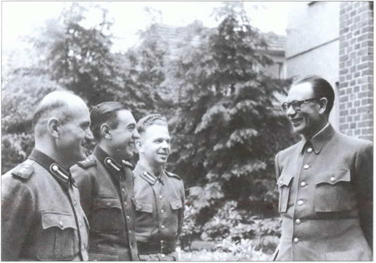 Иллюстрация к книге — Власов как "монумент предательству" [i_027.jpg]