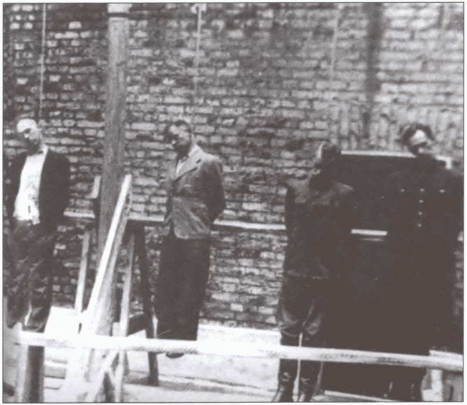 Иллюстрация к книге — Иуды в погонах [i_015.jpg]