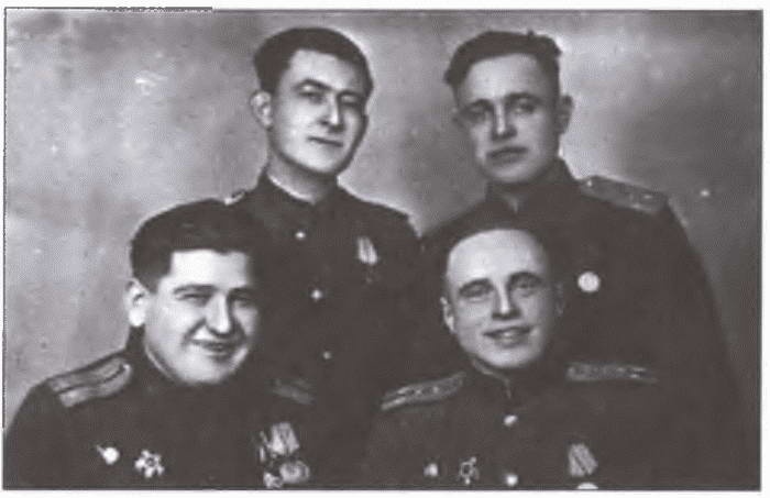 Иллюстрация к книге — Расстрелять перед строем [i_002.jpg]