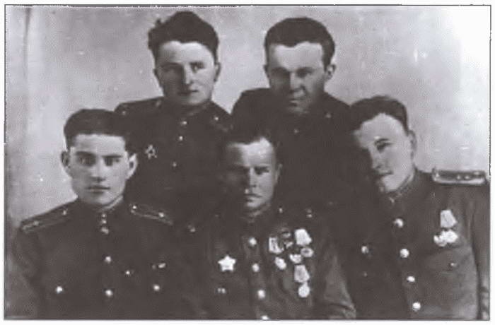 Иллюстрация к книге — Расстрелять перед строем [i_003.jpg]