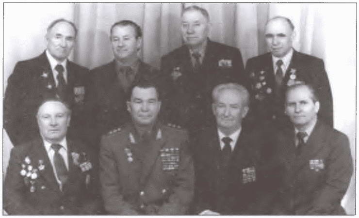 Иллюстрация к книге — Расстрелять перед строем [i_016.jpg]