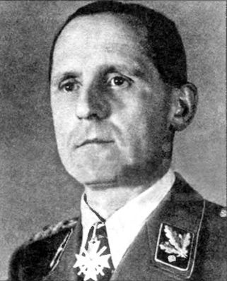 Иллюстрация к книге — Накануне 1941 года. Гитлер идет на Россию [i_015.jpg]