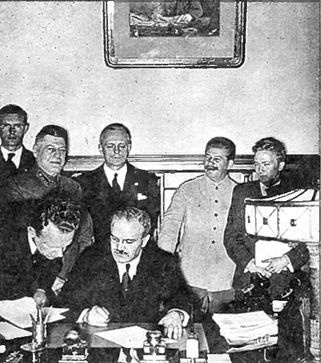 Иллюстрация к книге — Накануне 1941 года. Гитлер идет на Россию [i_025.jpg]