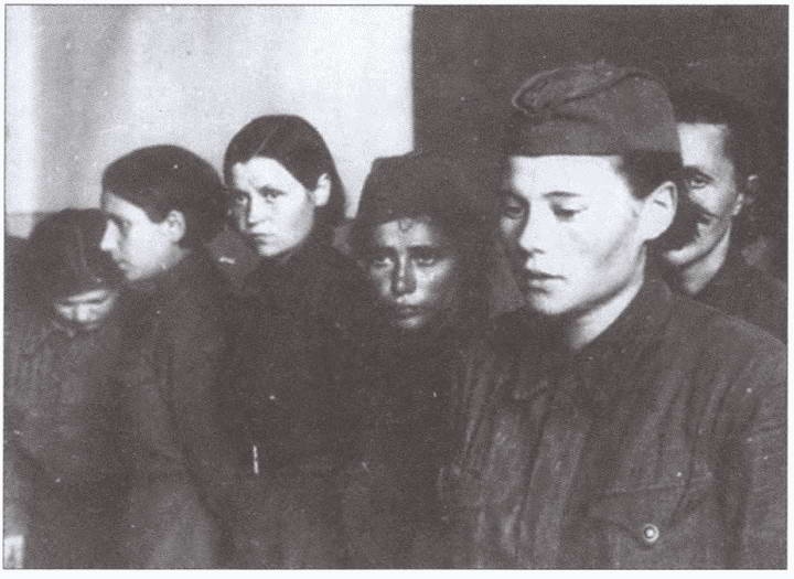 Иллюстрация к книге — Плен. Жизнь и смерть в немецких лагерях [i_013.jpg]