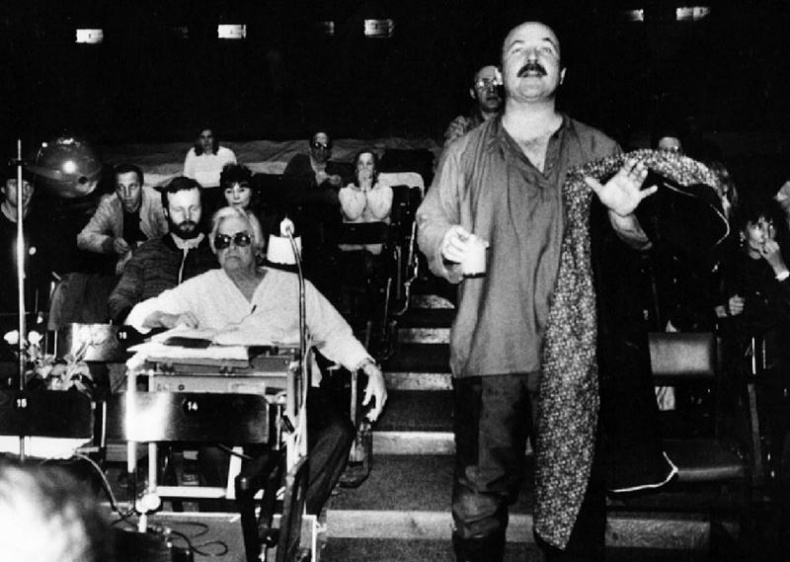 Иллюстрация к книге — Театр абсурда. Во что превратили Россию [i_025.jpg]