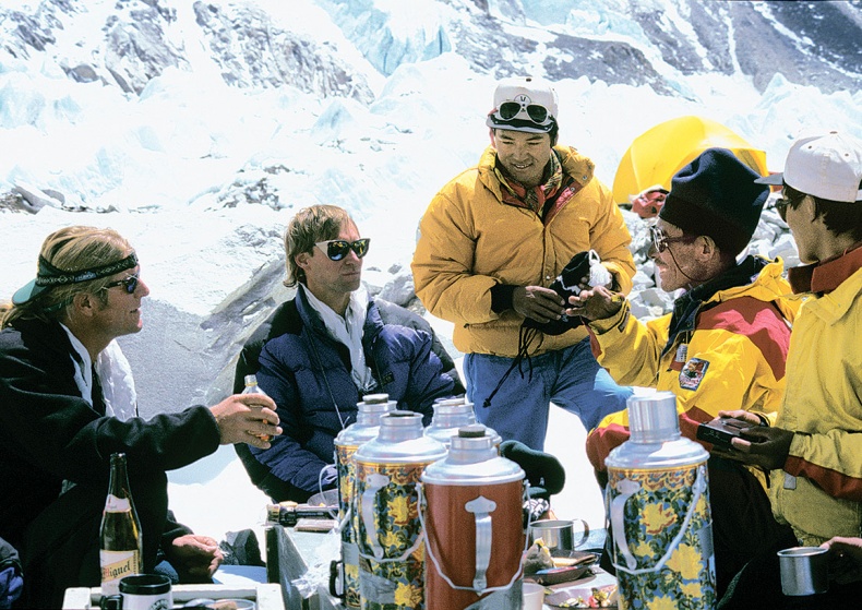 Иллюстрация к книге — Эверест. Смертельное восхождение [i_008.jpg]