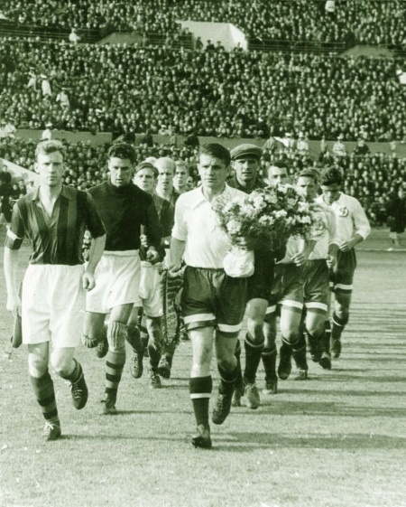 Иллюстрация к книге — Лев Яшин. Легендарный вратарь [i_006.jpg]